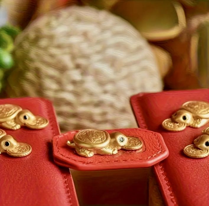 Амулетче - златиста костенурка с калъфче