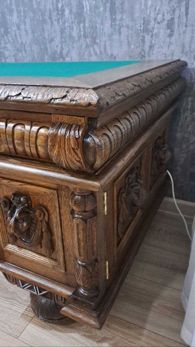 Антикварный письменный стол.