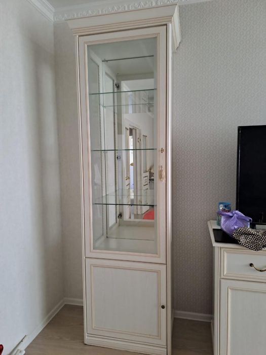 2 стеклянных шкафа и тумба в гостин. Уже в разобранном виде. Самовывоз