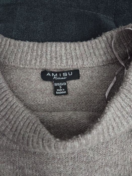 Pulover cu umeri goi