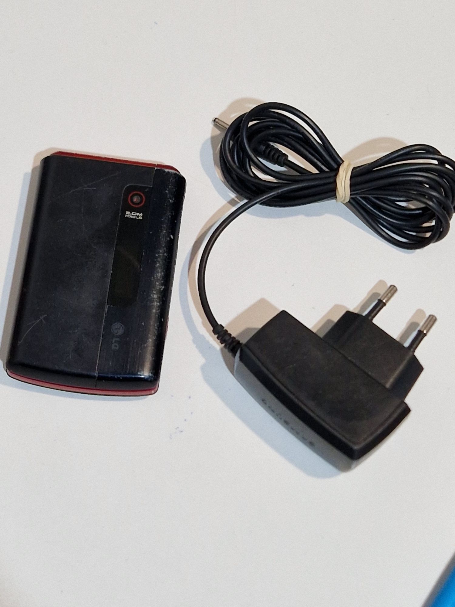 Super telefon cu clapeta Lg cu încărcător original