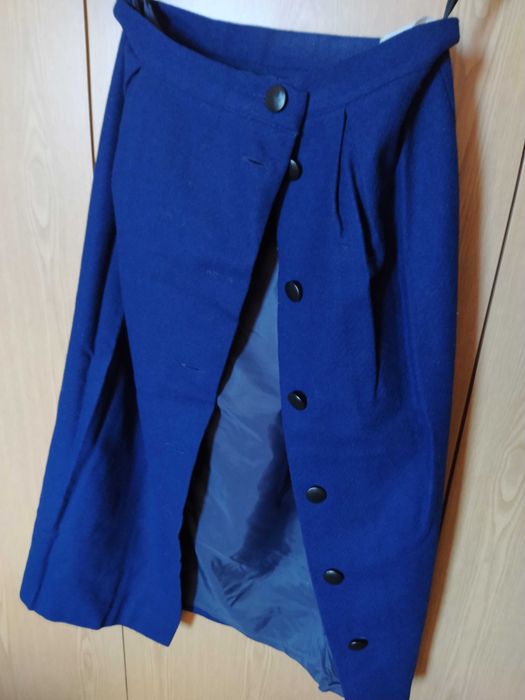 Вълнена пола с копчета отпред