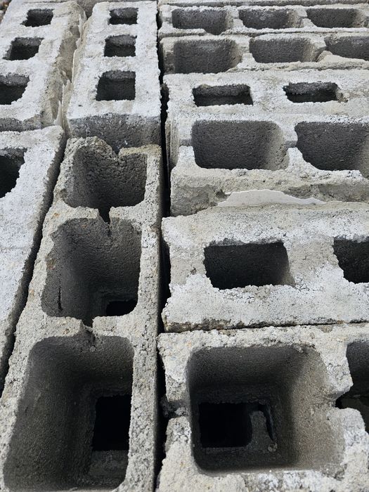 Vând boltar din beton