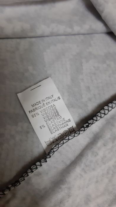 Bluzita Nouă, umeri lăsați, maneci evazate.