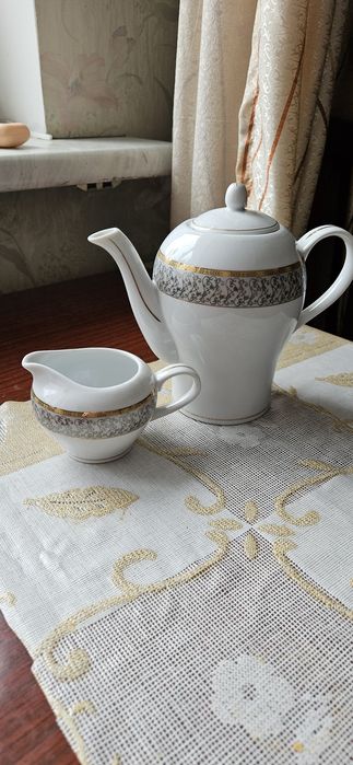 Заварочный чайник и молочник