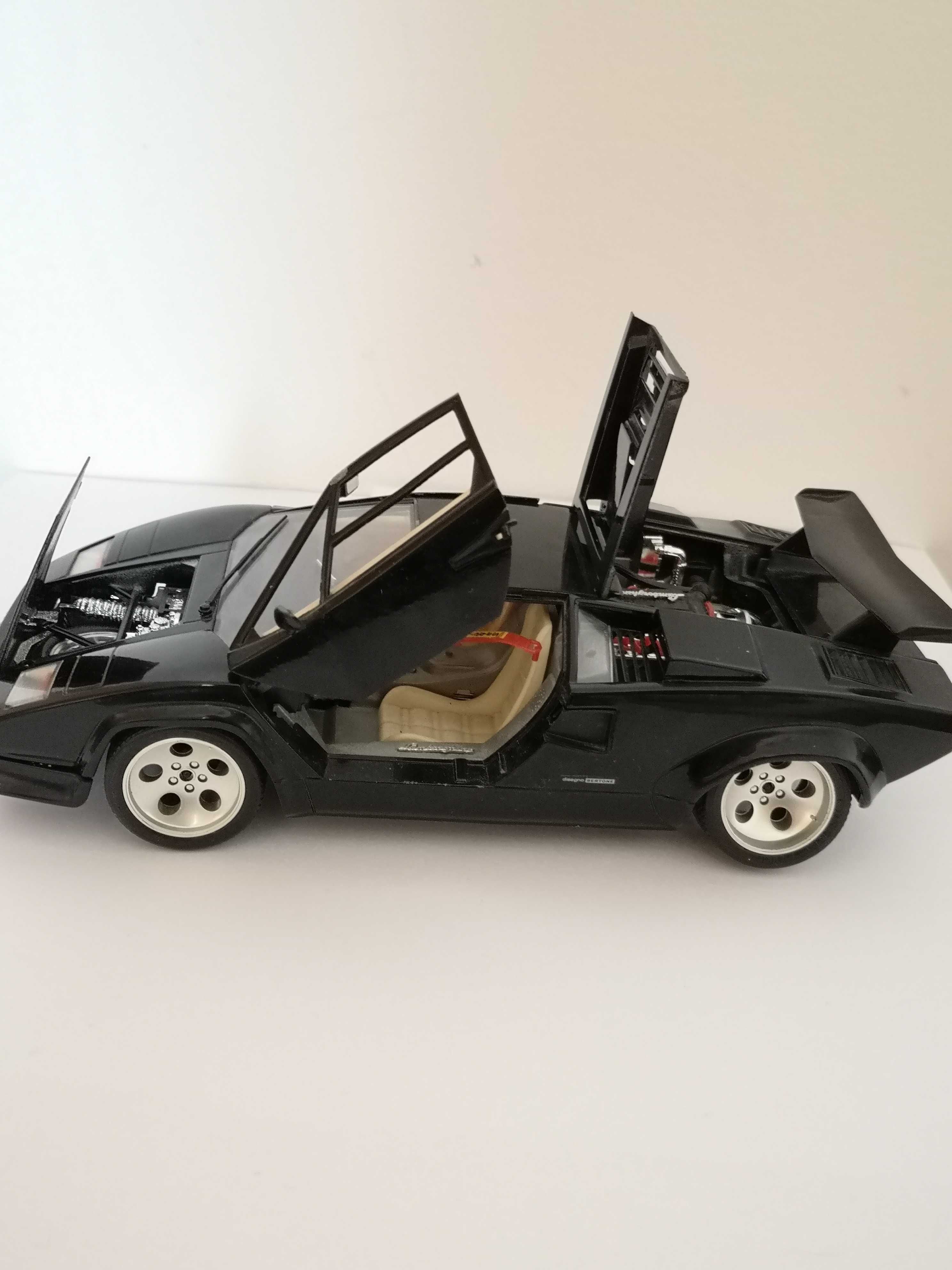 Macheta Lamborghini Countach scara 1:18 Bburago