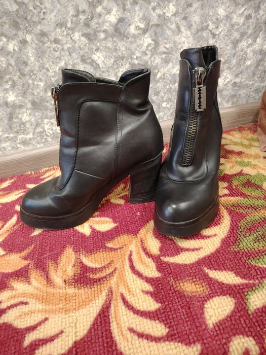 Продам. Демисезонные. Размер 38. В отличном состоянии.