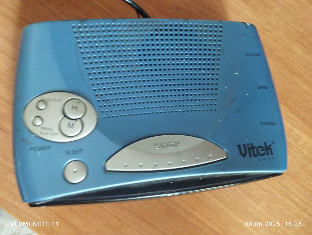 Радиоприёмник и часы Vitek