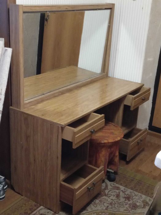 туалетный столик с зеркалом и пуфиком