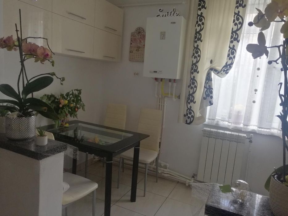 Vând apartament cu două camere.