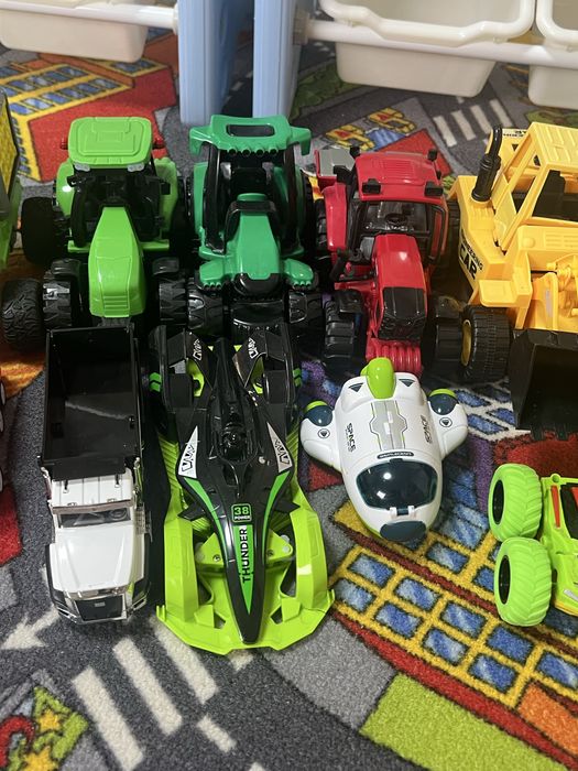 Lot tractoare si masinute