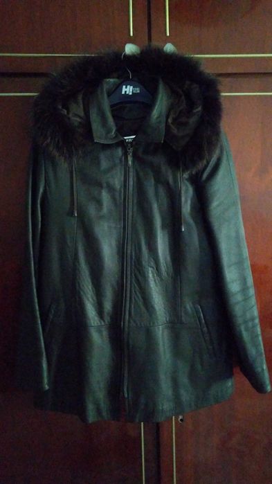 Haina din piele naturală, maro închis (negociabil).