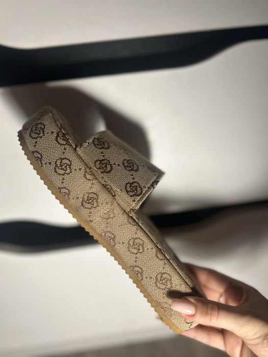 Кафяви сандали