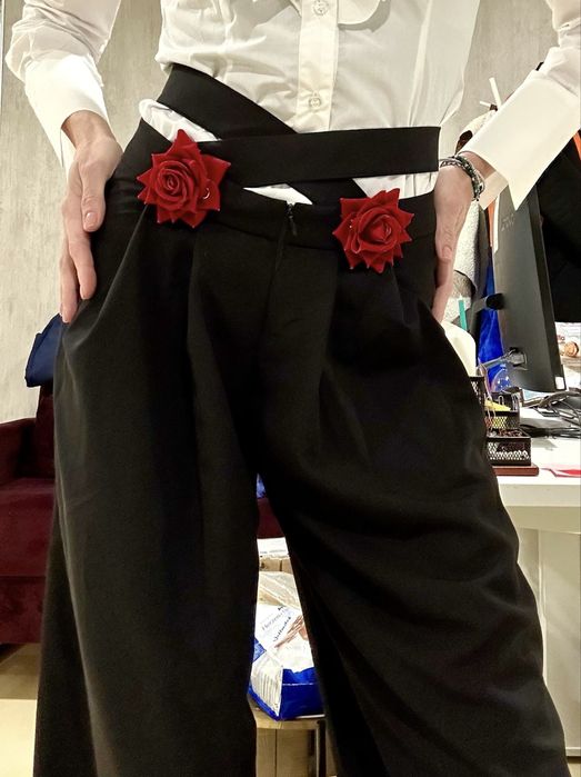 Pantaloni statement cu detalii florale