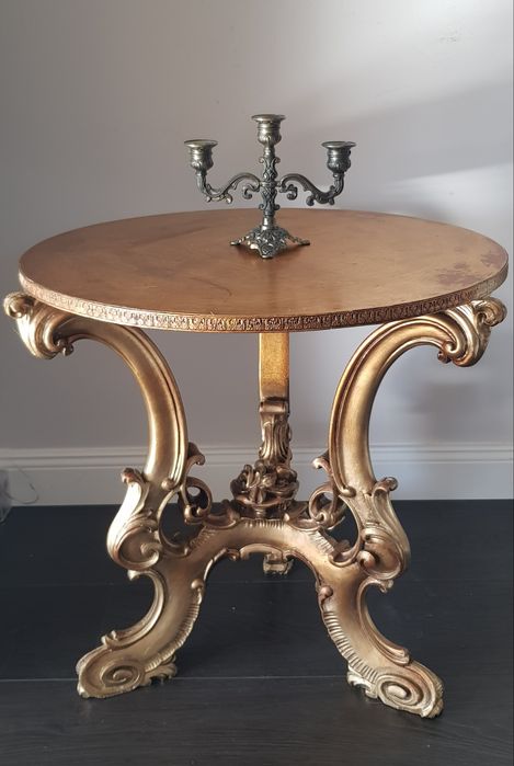 Măsuță veche pentru cafea