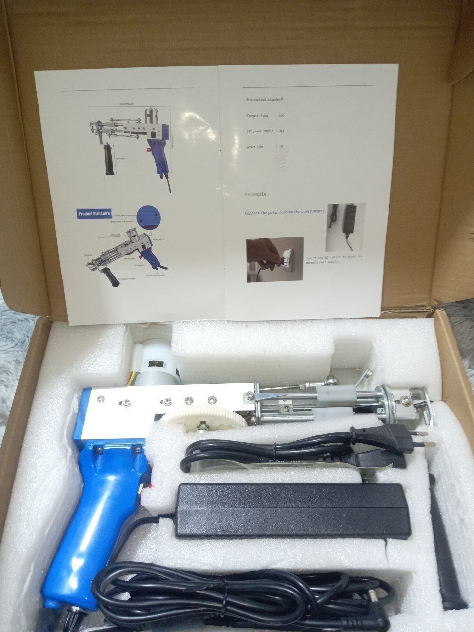 Tafting to‘plami: tufting gun, kontur kesish mashinkasi, mato, pichoq