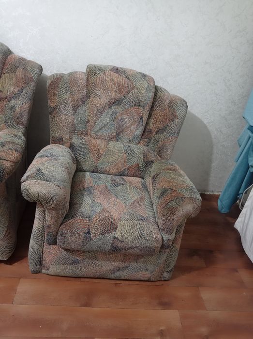 Диван с двумя креслами.