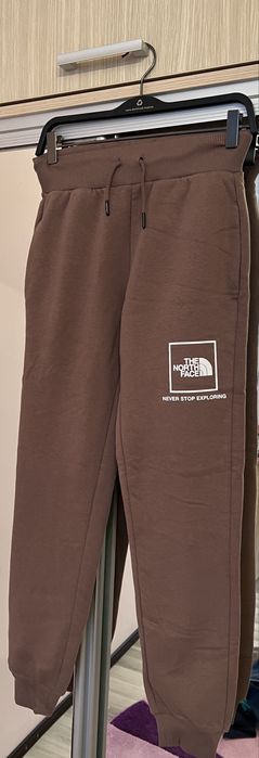 Pantaloni trening The North Face cu eticheta
