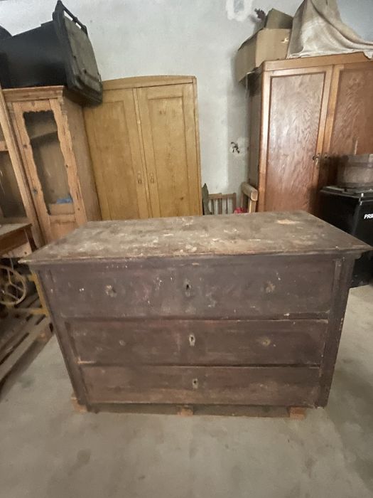 Mobilier din lemn masiv vechi – comode