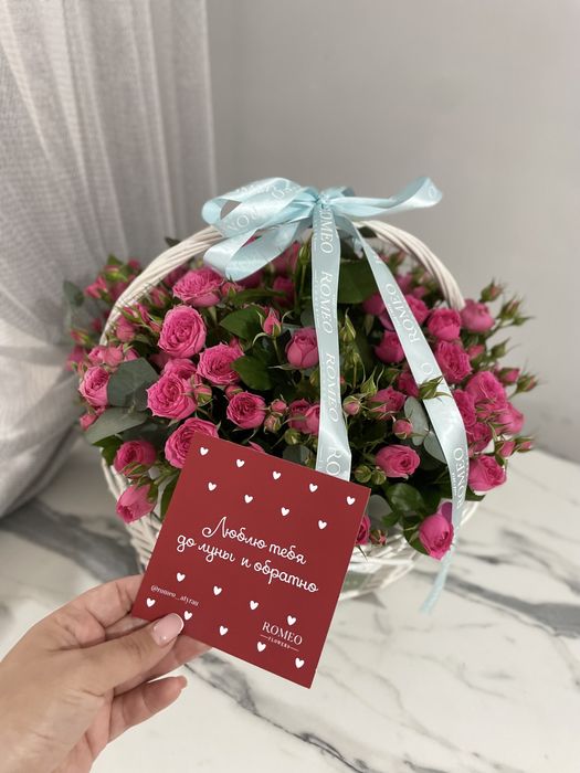 Продаю очень красивые цветы корзине