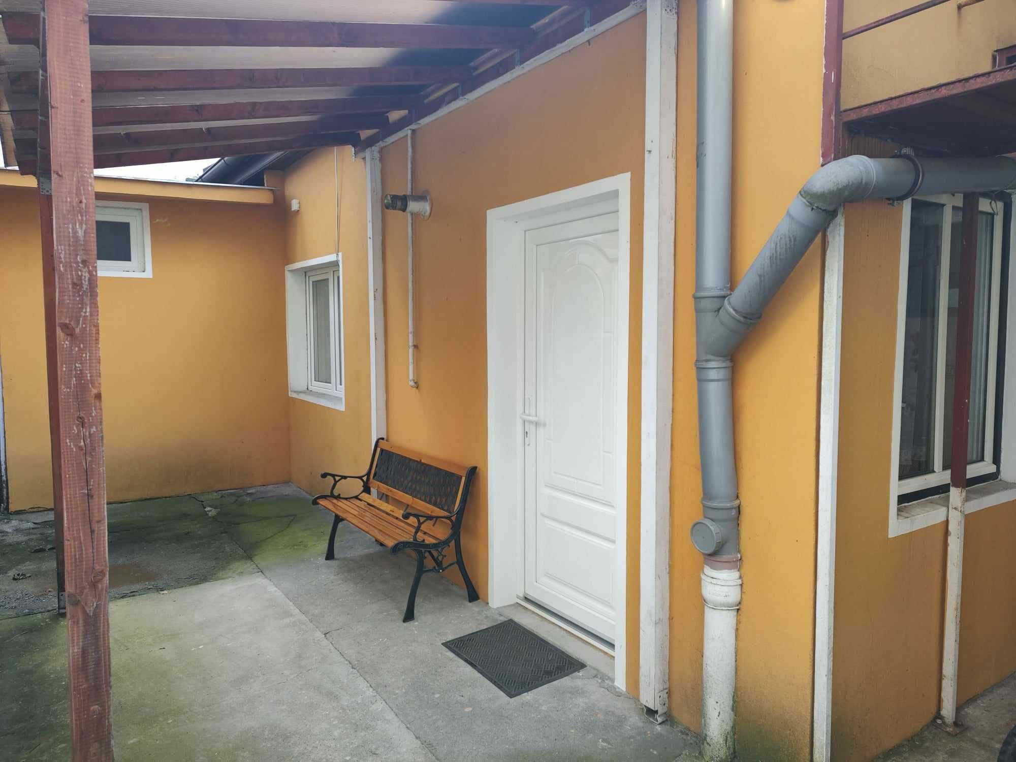 Dau în chirie apartament cu o cameră la casă