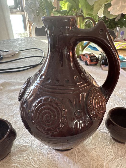 Глиняный кувшин с двумя чашками