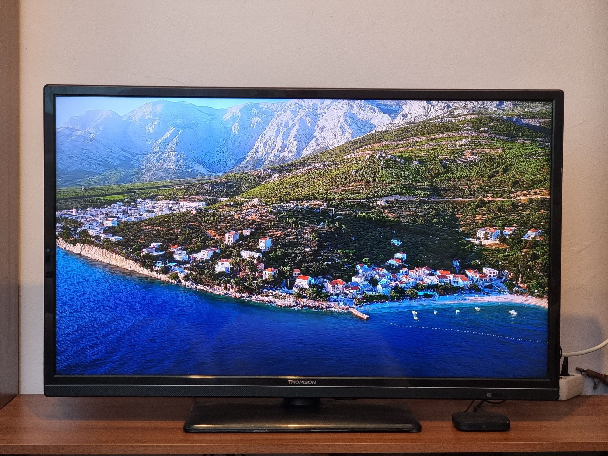 Телевизор / TOMSON - 40" - FULLHD , Цифрова + Ефирна + Слот за карта.