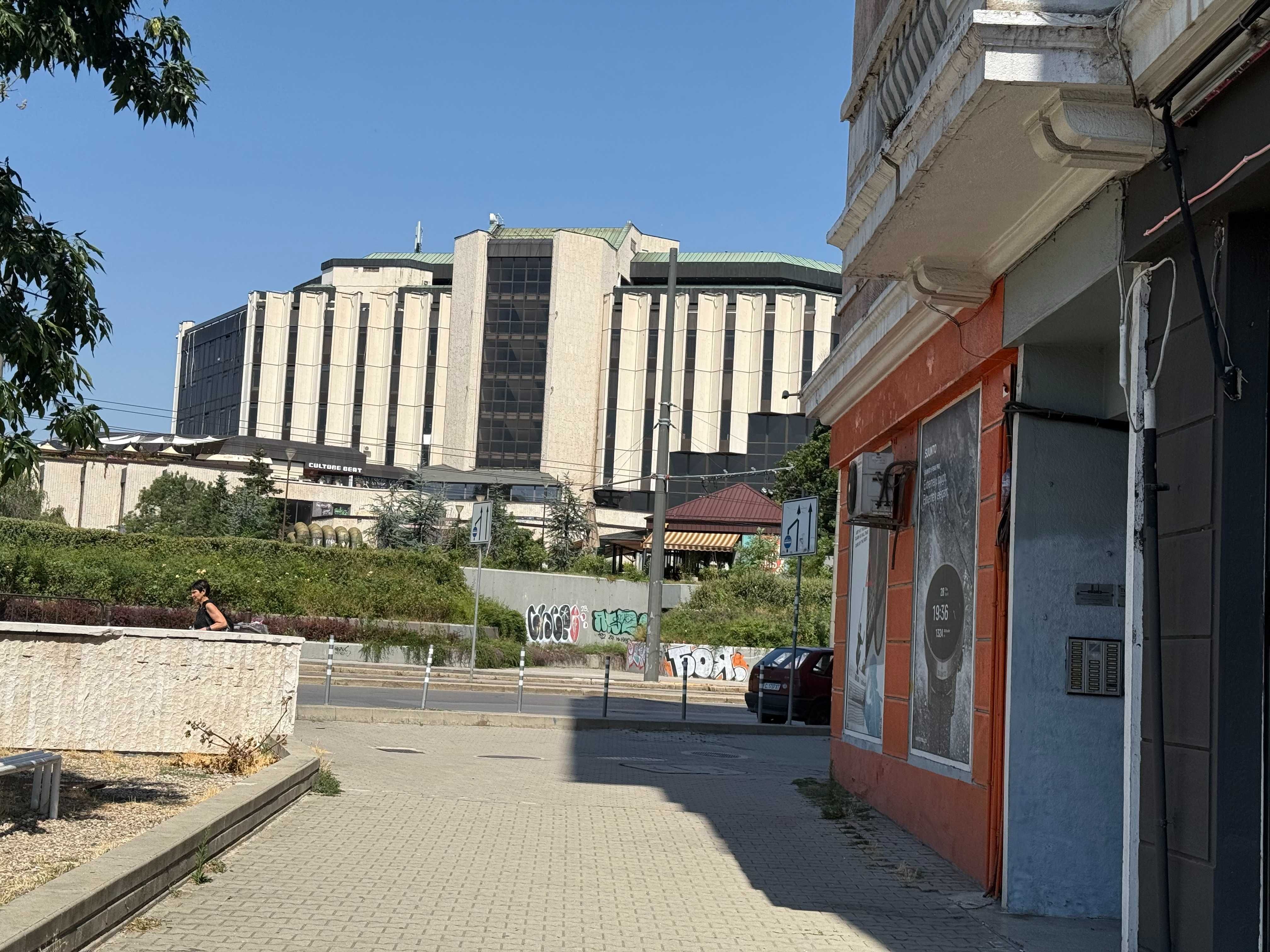 Двустаен под наем в център до НДК от частно лице
