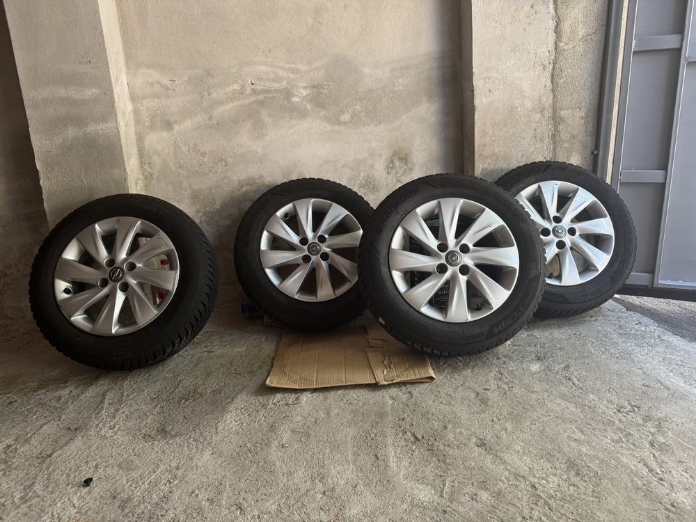 Оригинални джанти за Опел  15ц с почти нови зимни гуми Hankook