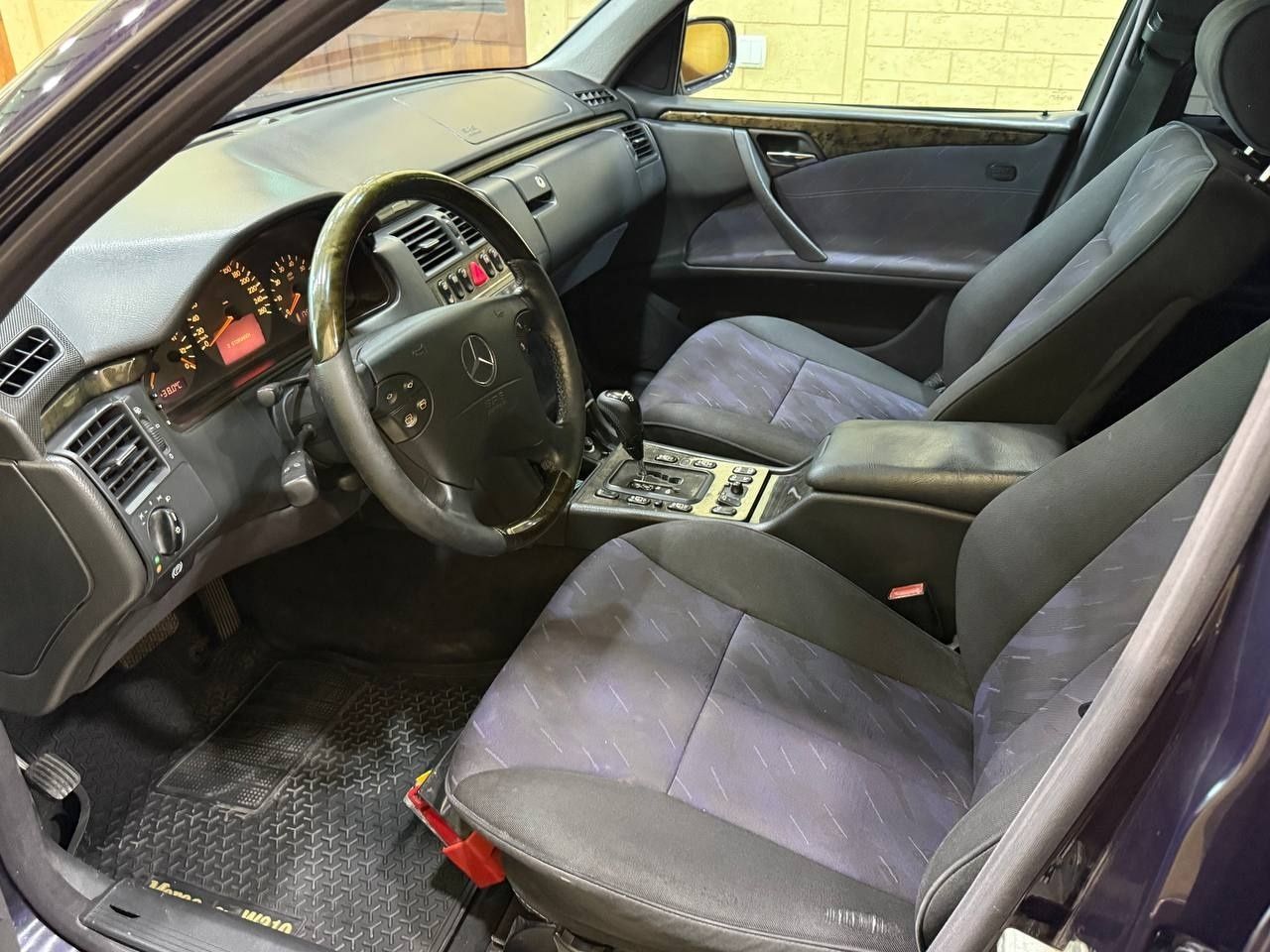 Mersedes w 210
2001 йи
112 матор 3.2 
Пробег 271.000км
Холати
