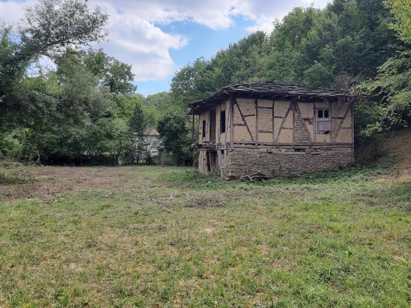 Продавам имот със стара къща в него