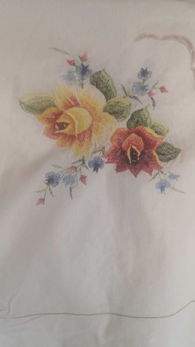 Fata de masa bumbac alb inflorata