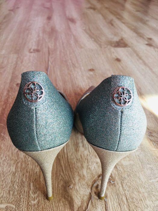 Продавам нови бляскави обувки на Guess