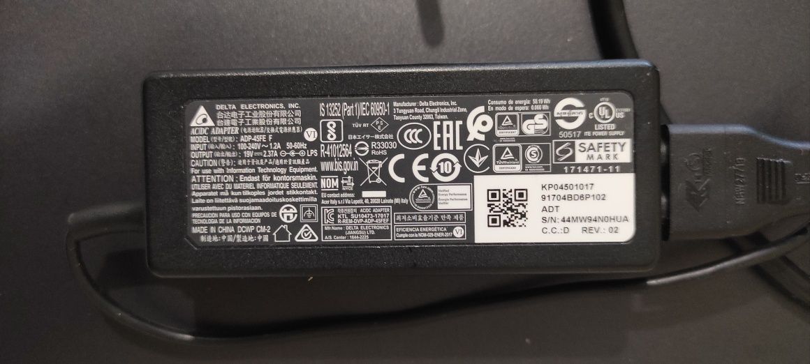 Лаптоп марка Acer, бизнес чанта DELL и универсално зарядно Hama