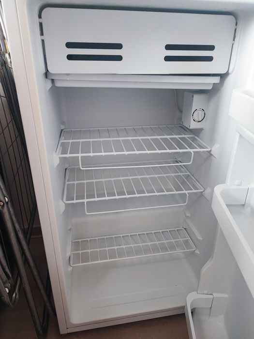 Frigider VIVAX TTR-93, cu congelator – 450 lei (negociabil)