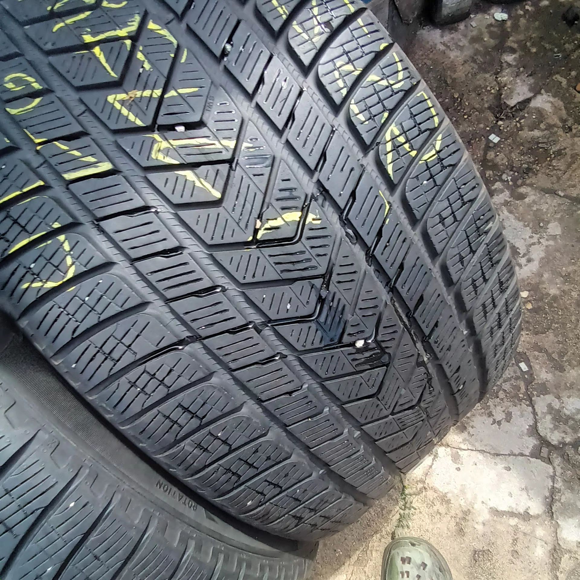 Продавам 22ц. спорт пакет 325 35 и 285 40 22 PIRELLI  дот 2021г