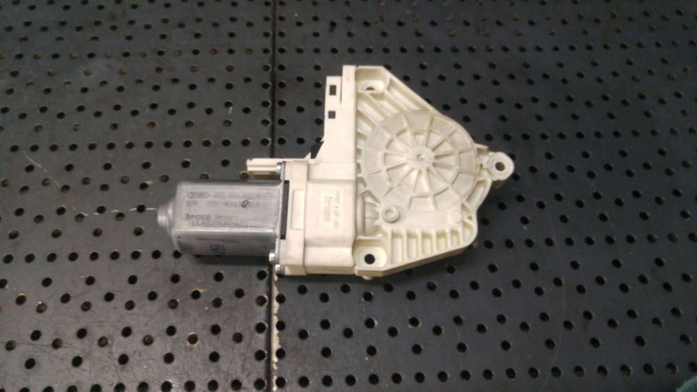 Motoras macara dreapta fata audi a6 c6 4f 8k0959802a