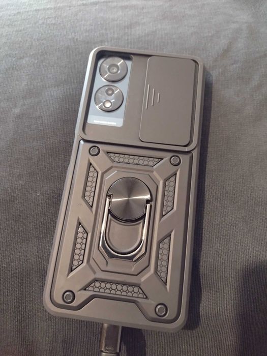 TCL 505 Телефон със супер издръжлива батерия.