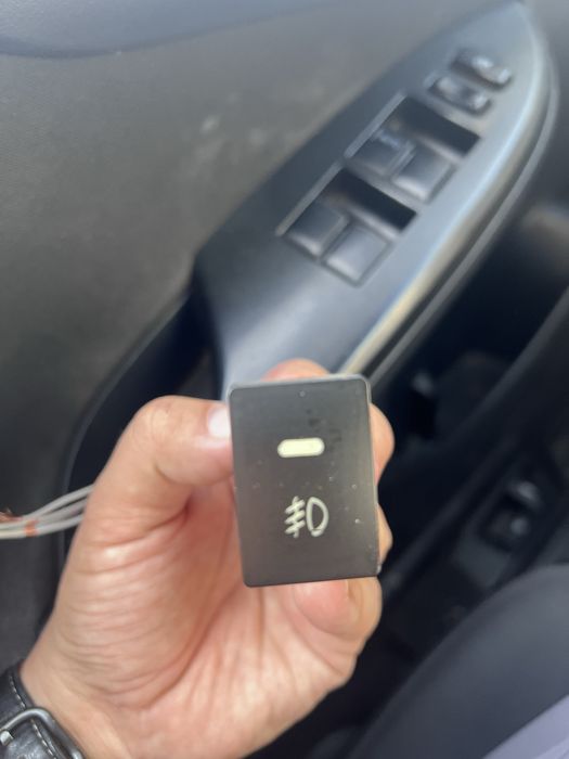 Кнопка противотуманки Toyota с фишкой
