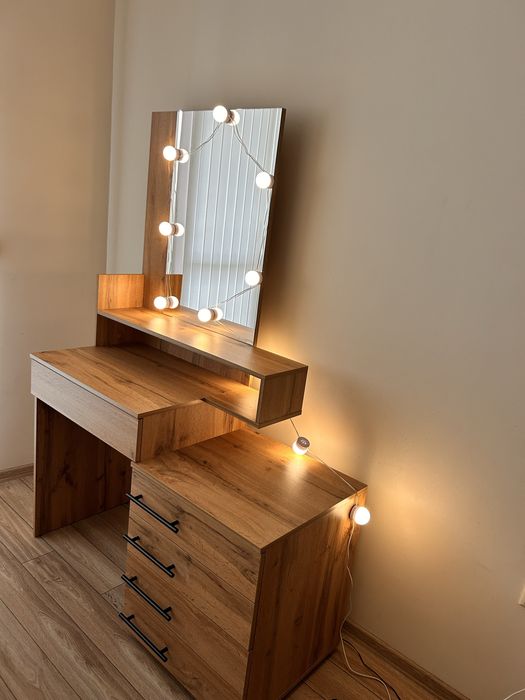 Тоалетка с лампички