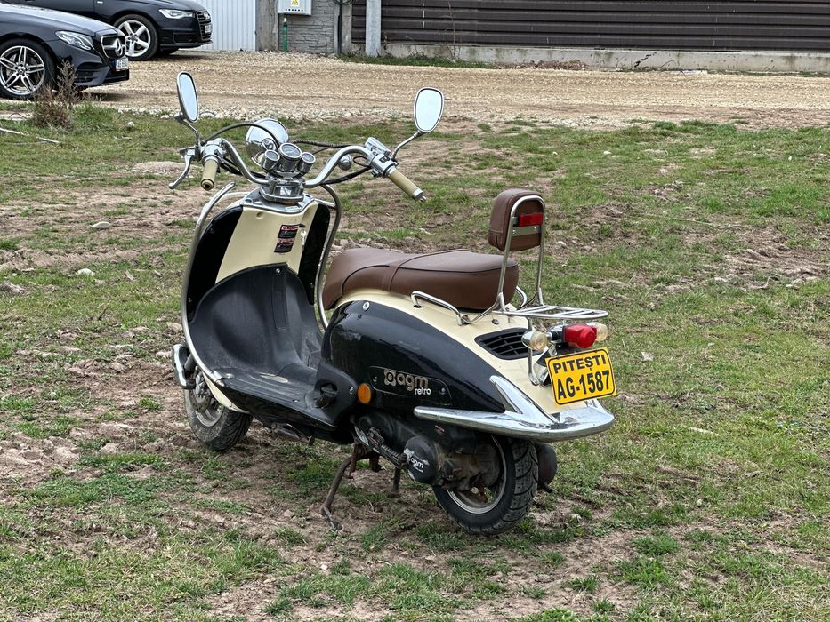 Vand scuter marca AGM model Retro motor 49 cc