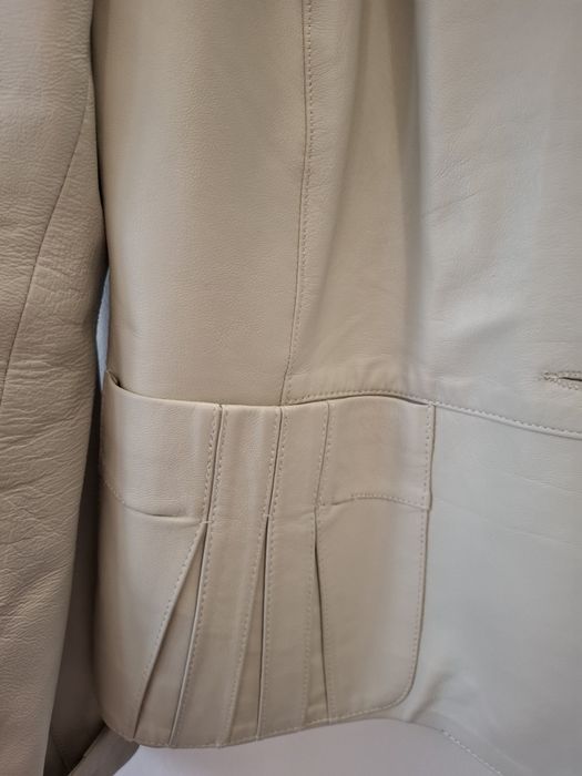 geaca scurtă de piele, lungime 62 cm,lățime între umeri 40 cm..