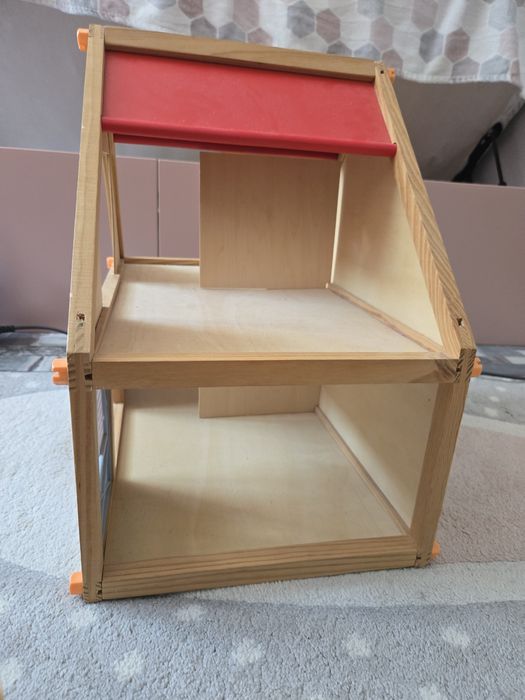 Дървена къща за кукли