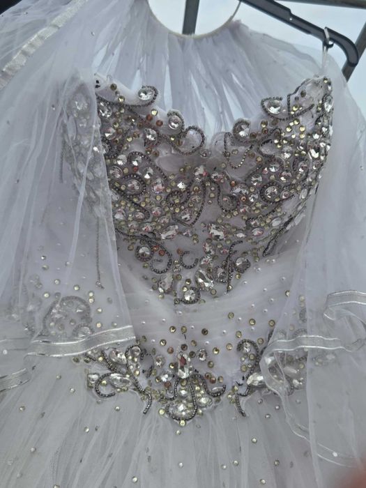 Булчинска Рокля с Воал и Обувки Към Нея