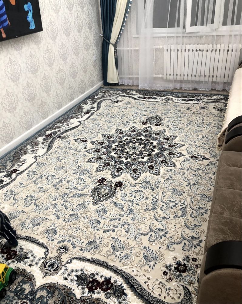 ковер для зала в хорошем состоянии