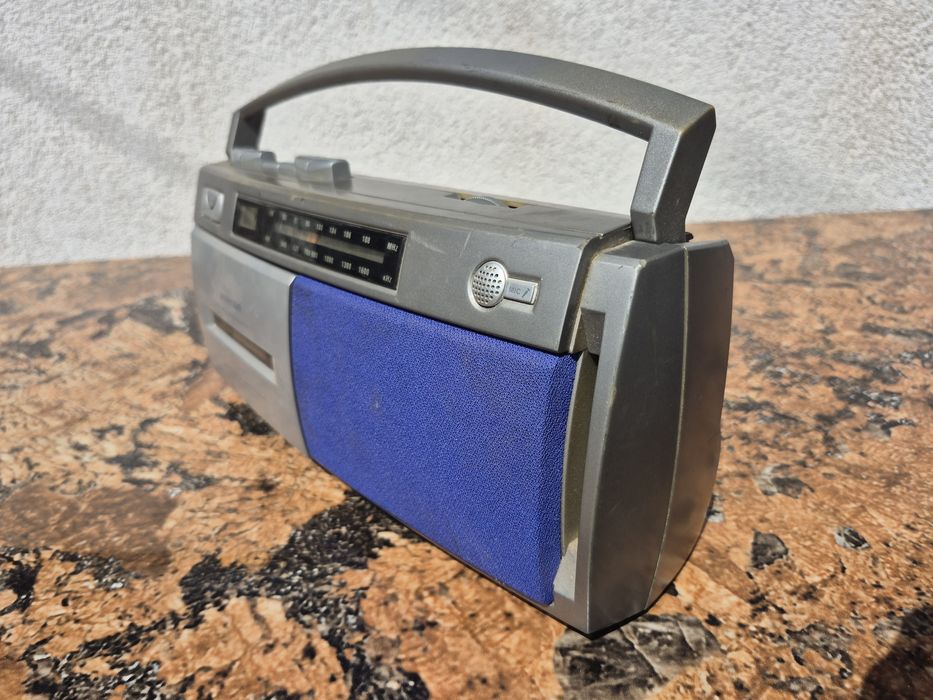 Radio Casetofon mono marca Universum model CRT- 1000