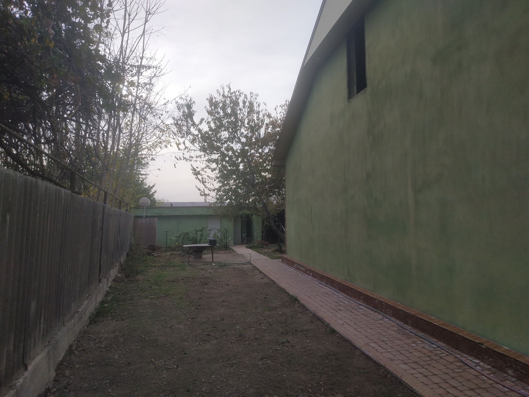 Продается  3-х комнатный кирпичный дом в городе Алмалык