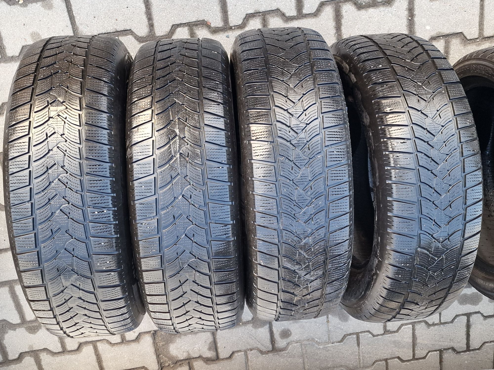 215 70 16 Dunlop
