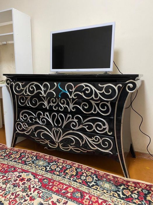 Комод черный ,деревянный