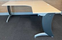 10 buc Birou de colt cu picioare metalice si blat 160x160/120 cm; Masa
